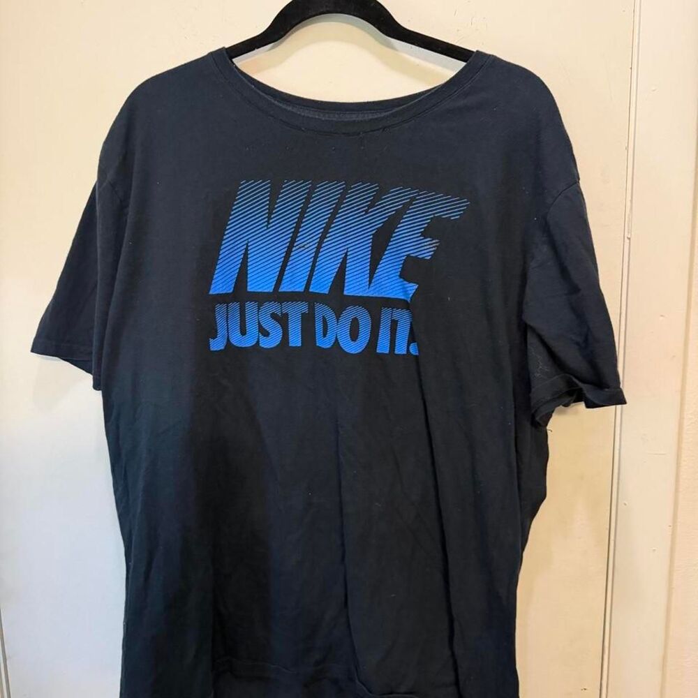 Nike Men's Black and Navy T-shirt